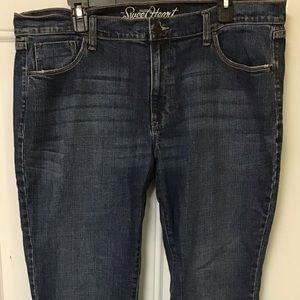 Old Navy sweetheart Bootcut Jeans! Size 16 Regular.